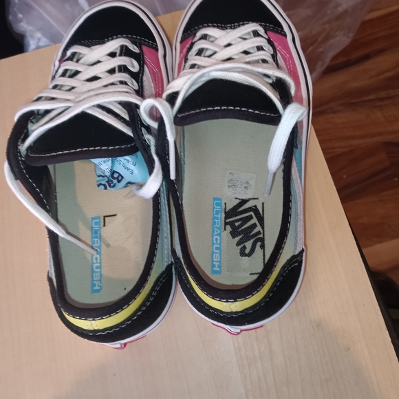 Vans - Picture 7 of 9